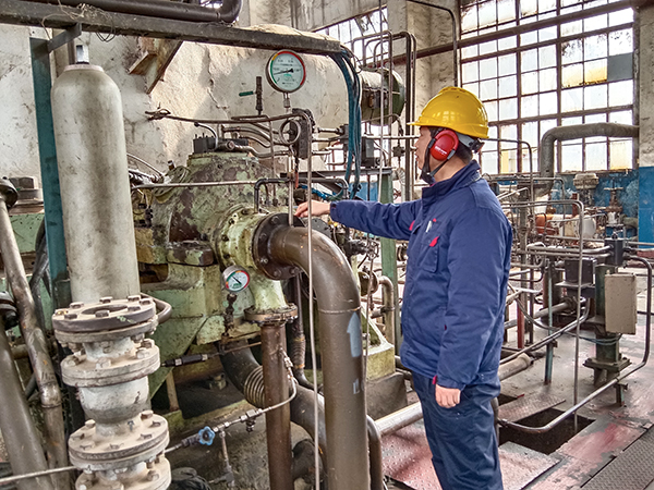 1月23日10時，合成車間班組人員監(jiān)測發(fā)電機機泵性能 (1).jpg