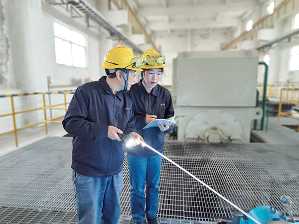 1706682525610261.jpeg 王永東在循環(huán)水裝置泵房對張雪進(jìn)行現(xiàn)場培訓(xùn).jpg