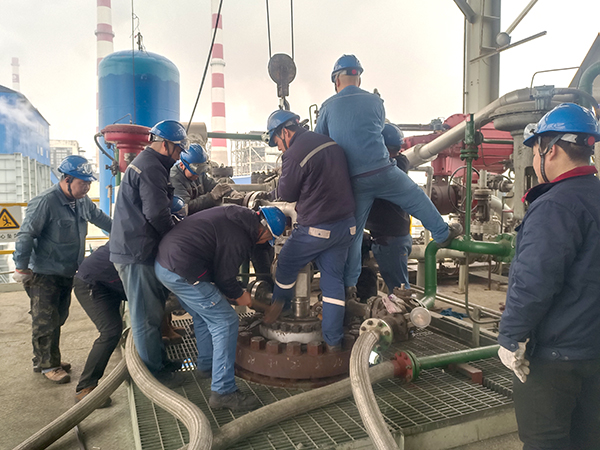 1707104870271479.jpeg 2月2日10:00,檢修人員做投料前準(zhǔn)備工作 (2).jpg