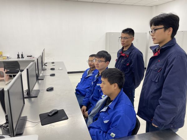 1707448689566016.jpeg 電儀分部運(yùn)行員工觀看事故案例.jpg