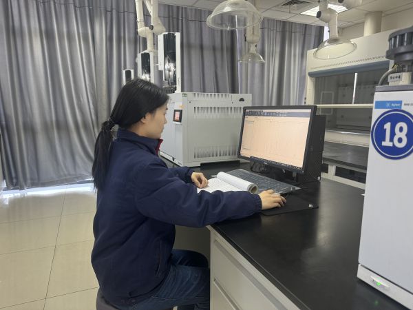 1707533333471951.jpeg 職工在對(duì)色譜結(jié)果進(jìn)行確認(rèn).jpg