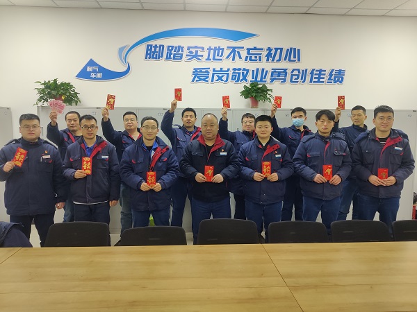 2月11日，大年初二車間管理人員為白班在崗人員，化工二班派發(fā)新春紅包照片.jpg