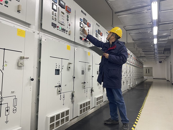 1707729277446169.jpeg 運(yùn)行二班班長(zhǎng)孫凱正在配電室排查電氣隱患.jpg