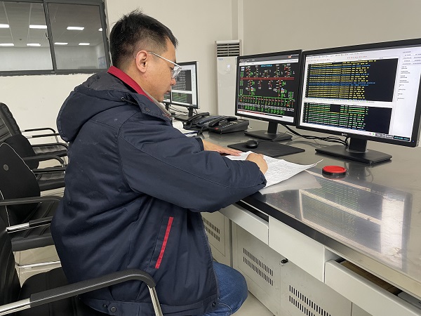 1707729296979389.jpeg 運(yùn)行二班監(jiān)盤人員張萌正在填寫相關(guān)票證.jpg