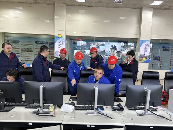 1707990377530423.jpeg 馬總深入生產(chǎn)現(xiàn)場開展安全檢查4.jpg