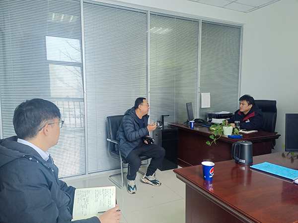 2月23日，運銷分部，曹侃、伍思盈人員，在分部辦公室對標交流。運銷分部 伍思盈 攝.jpg