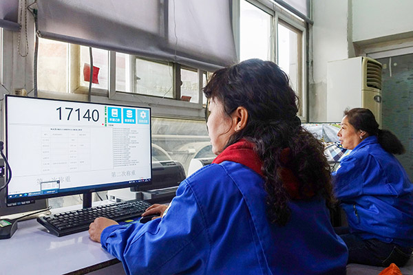 1709695889883171.jpeg 2024年3月南門司衡工作人員將車輛空重輸入ERP系統(tǒng).jpg