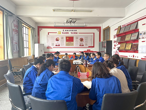 3月5日，渭河塑業(yè)公司以融入生產(chǎn)經(jīng)營(yíng)抓黨建為引領(lǐng)，組織召開(kāi)積極創(chuàng)新，實(shí)現(xiàn)生產(chǎn)經(jīng)營(yíng)管理提升研討會(huì)。.jpg