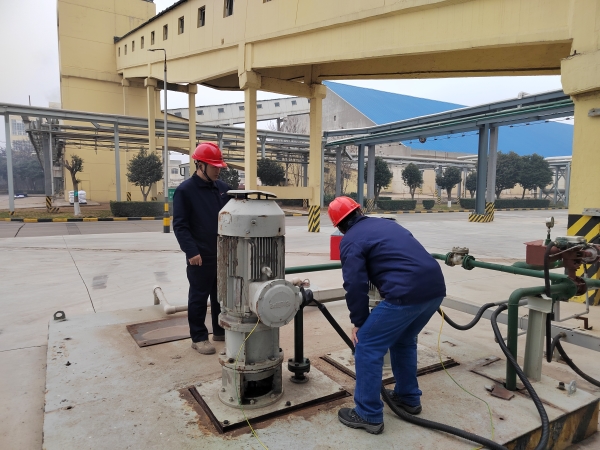 3月11日，計控電儀部部長王文波帶隊對現(xiàn)場電氣儀表設(shè)備防雷防靜電接地設(shè)施進行專項檢查 (1).jpg