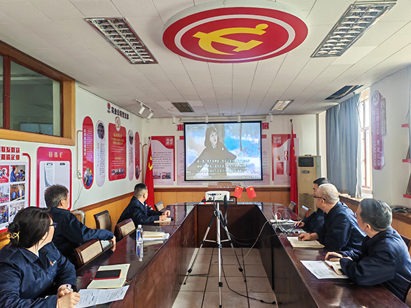 1712097283184883.jpeg 黨員們認真觀看革命先輩們浴血奮戰(zhàn)的事跡視頻.jpg