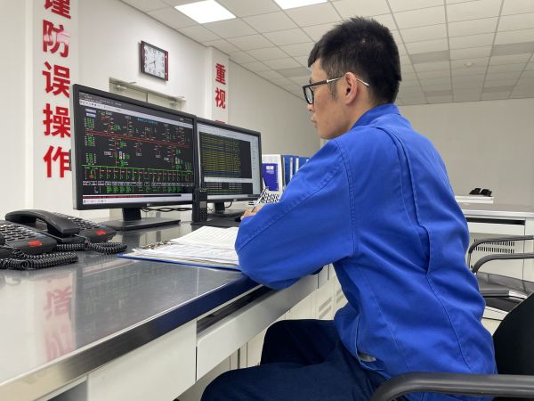 1712534695147752.jpeg 電儀分部員工第五江明調(diào)整線路功率因素來(lái)節(jié)約電能.jpg