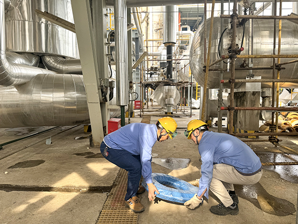 1712820758720655.jpeg 圖片2外操在準(zhǔn)備沖洗用的水管置換排液所用的膠皮管.jpg