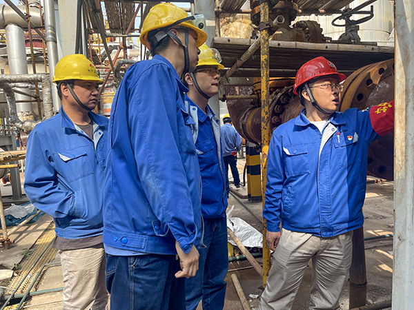 1712894389300205.jpeg 車間主任檢查檢修現(xiàn)場設(shè)備.jpg