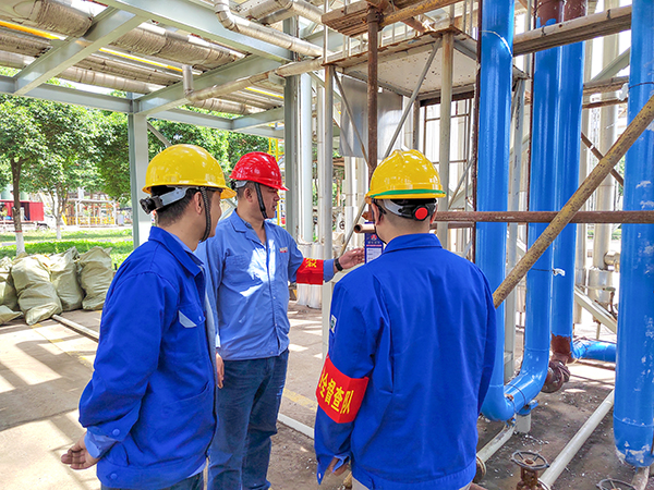 1712894412873566.jpeg 車間副主任檢查現(xiàn)場環(huán)境安全狀況.jpg