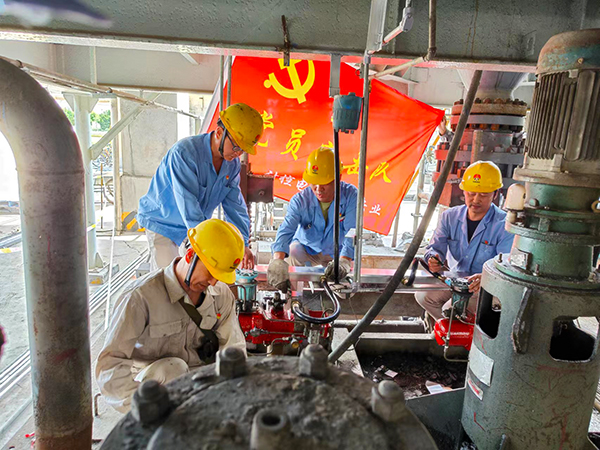 4月12日，計控電儀部黨員突擊隊成員們正在三期檢修現(xiàn)場更換穿線管   600.jpg