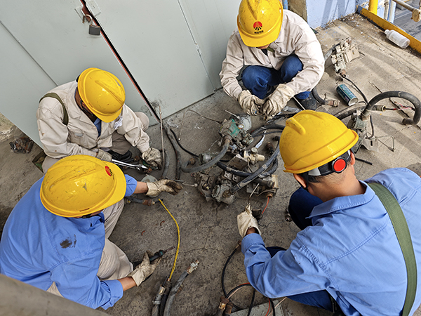 三期大檢修現(xiàn)場，計控電儀部人員堅持做到工完料凈場地清，將現(xiàn)場破損、報廢的儀表設(shè)備拿回去“二次利用”， 600.jpg