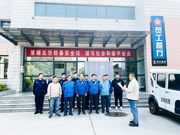 1713152244700733.jpeg 行政保衛(wèi)部進(jìn)行標(biāo)語(yǔ)下宣傳普及.jpg