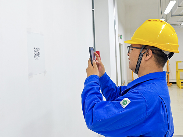 1713153426903351.jpeg 運(yùn)行工段員工楊長(zhǎng)青正在利用雙預(yù)防app掃碼排查隱患 (1).jpg