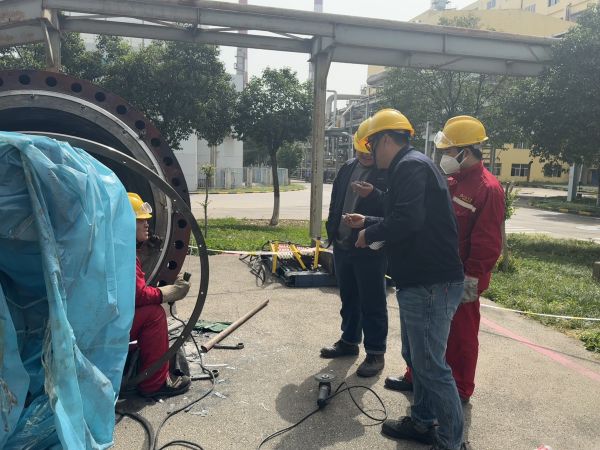 1713258499731429.jpeg 蘇曉勇在現(xiàn)場指導設備檢修.jpg