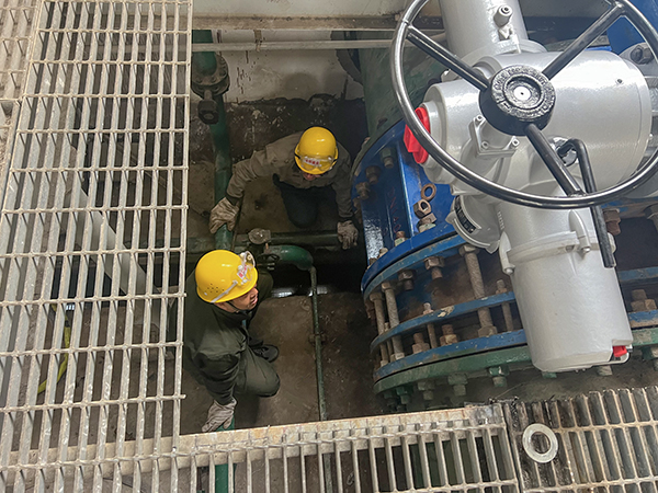 1713348079154664.jpeg 三期循環(huán)水泵入口閥更換現(xiàn)場.jpg