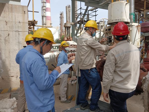 三期檢修現(xiàn)場，計控電儀部在進行“精益檢修 安全有我”主題活動的安全檢查（2）.jpg