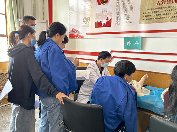 勞務(wù)用工排隊(duì)進(jìn)行外科檢查。.jpg