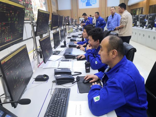 圖2 4月26日，車間管理人員和中控做好停車工作。肖歡 攝.jpg