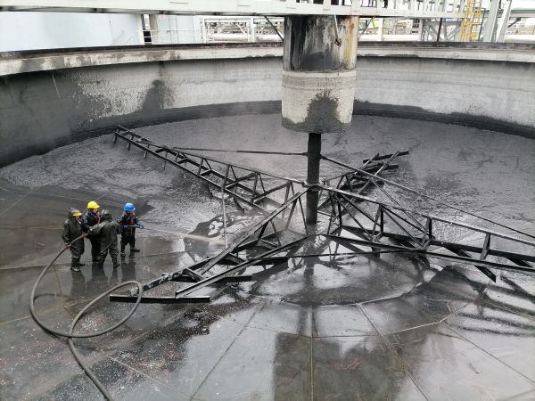 圖1 4月29日，雷仲民帶領(lǐng)清理隊(duì)伍清理澄清槽。.jpg