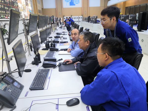 圖2 4月29日，剛從檢修現(xiàn)場(chǎng)回來(lái)的雷仲民給青工講解704檢修項(xiàng)目。.jpg