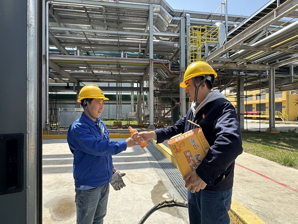 1714541208795014.jpeg 為現(xiàn)場員工送清涼.jpg