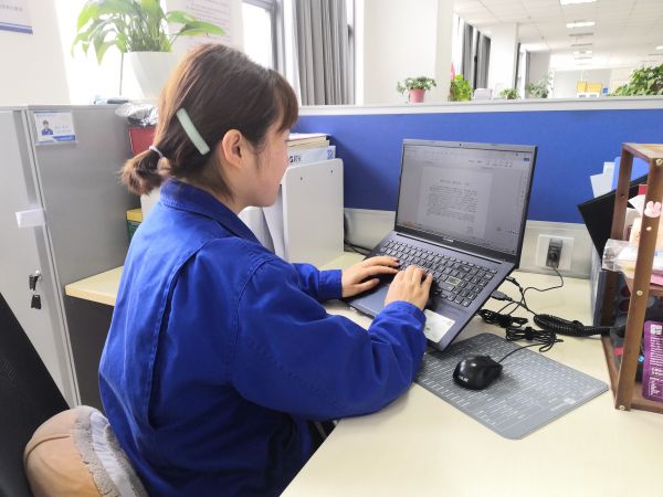 圖1 5月2日，宣傳組組長高丹正在編寫中修稿件。肖歡 攝.jpg