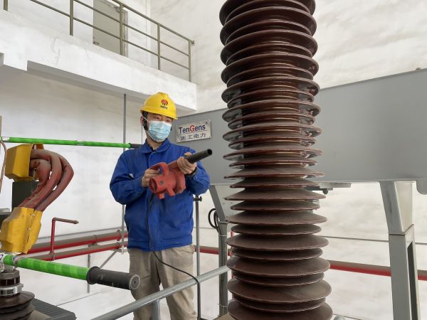 1714622543496508.jpeg 電儀分部員工周星宇對變壓器瓷瓶進行吹掃.jpg
