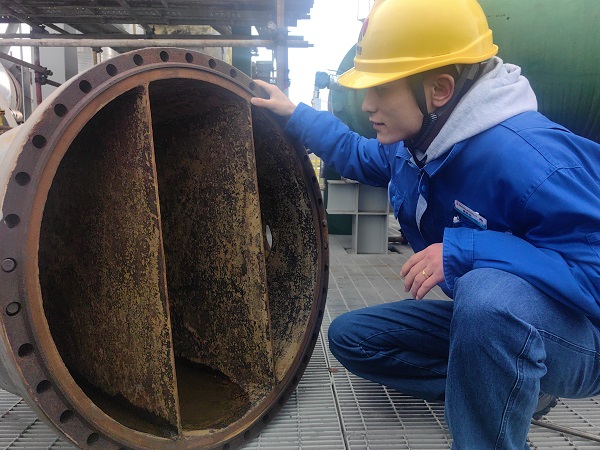 1715037387679657.jpeg 檢查換熱器內(nèi)件.jpg