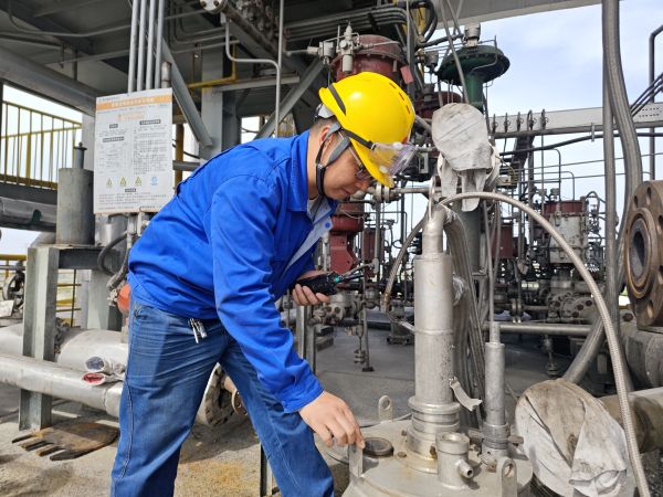 圖1 5月7日，現(xiàn)場(chǎng)人員查看氣化爐火勢(shì)情況。劉航 攝.jpg