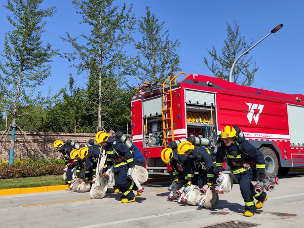 1716769473165879.jpeg 圖1 彬州公司消防隊(duì)員夏訓(xùn)圖.jpg