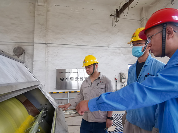 5月27日，劉立考與技術(shù)員現(xiàn)場查看新造粒機情況，為開車準備.jpg