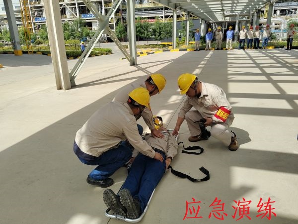 6月12日上午，制氣車間開展丙烯泄漏應(yīng)急演練，上圖為演練中搶救人員對(duì)暈倒職工進(jìn)行心肺復(fù)蘇急救紀(jì)實(shí)照片.jpg