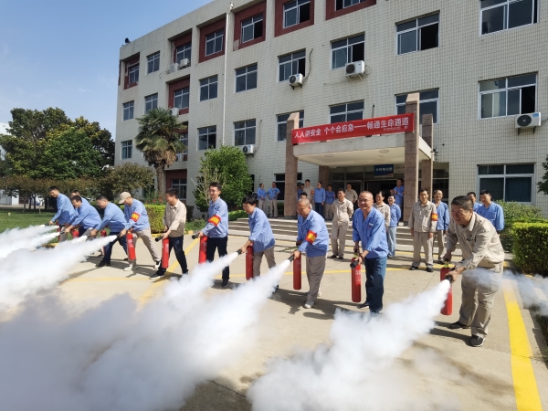 6月13日上午，消防培訓結束后大家分組現(xiàn)場進行滅火器模擬使用3.jpg