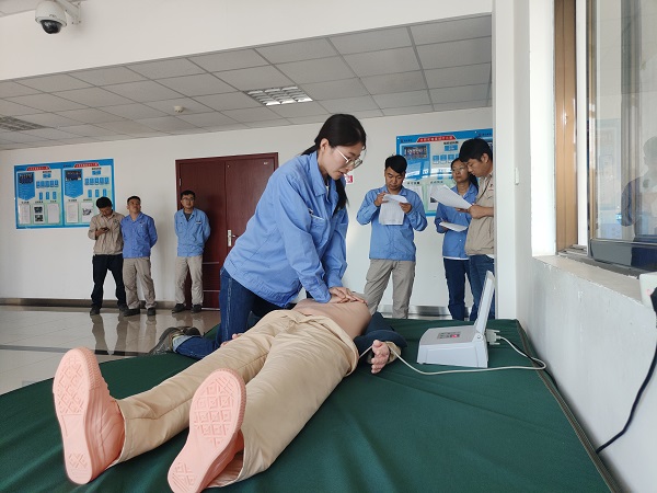 1718777873936123.jpeg 李艷花在進行CPR.jpg