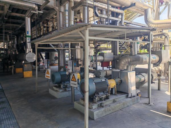 圖2 6月20日，搭建機(jī)泵遮陽棚實(shí)況。肖歡 攝.jpg