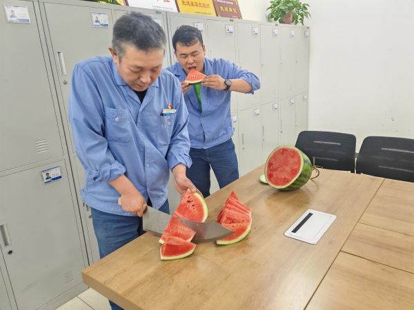 圖3 6月25日，班長雷仲民正在切西瓜。 肖歡 攝.jpg