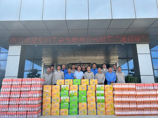 1720740093842213.jpeg 7.11工會(huì)主席馮曉宏到彬州公司送清涼.jpg