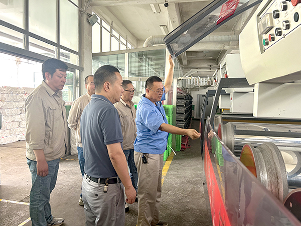 1721296976325462.jpeg 7月18日,總經(jīng)理李留道陪同陜西省安全督導(dǎo)幫扶小組到公司生產(chǎn)現(xiàn)場(chǎng)進(jìn)行了系統(tǒng)檢查.jpg