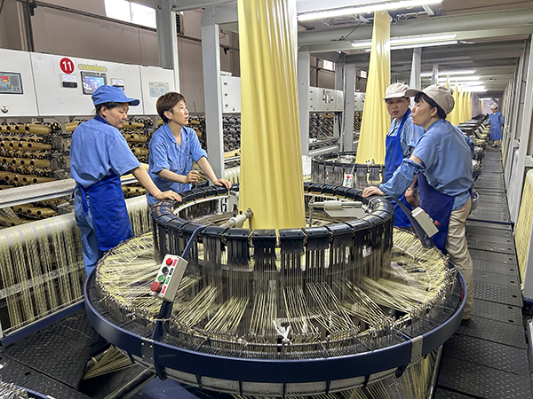 7 月 23 日，老員工手把手地教導轉(zhuǎn)崗新員工調(diào)試機器。.jpg