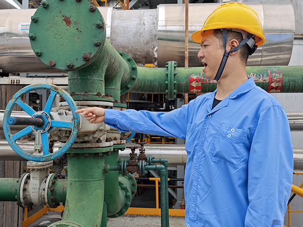 1722210945386527.jpeg 7月28日早九點(diǎn)合成車(chē)間氣化現(xiàn)場(chǎng)操作人員陳恒進(jìn)行現(xiàn)場(chǎng)手指口述考試.jpg