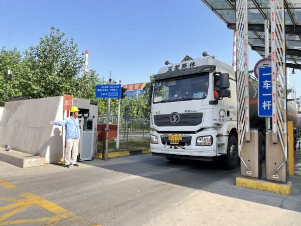 1722213446699163.jpeg 行政保衛(wèi)部巡查人員交通疏導(dǎo)2.jpg