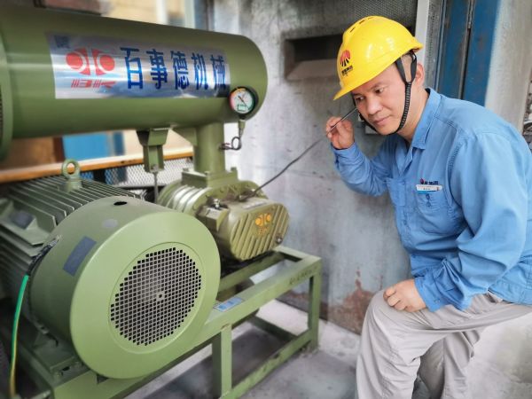 1722496295335858.jpeg 霍選民在裝置現(xiàn)場(chǎng)巡檢設(shè)備.jpg