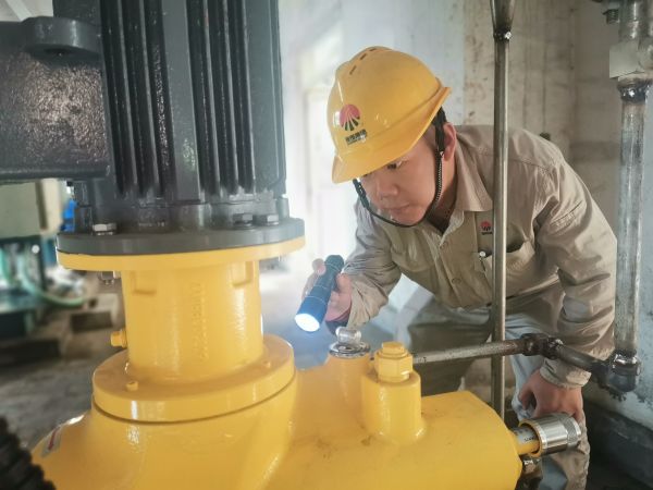 1722496314567292.jpeg 李鑫在現(xiàn)場(chǎng)檢查加藥泵.jpg