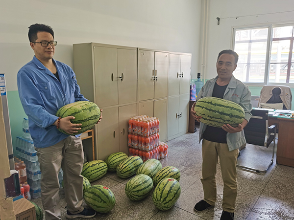 1723530960699863.jpeg 原料運行班組領(lǐng)取西瓜和飲料.jpg