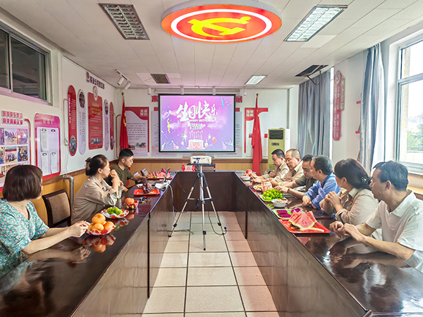 1724052239243766.jpeg 8月15日,渭河實業(yè)分會為員工舉辦生日會.jpg